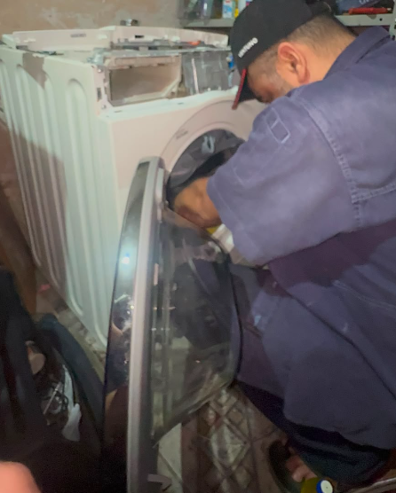 Troca de peça interna em máquina de lavar
